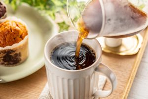 注がれるホットコーヒーとマフィン