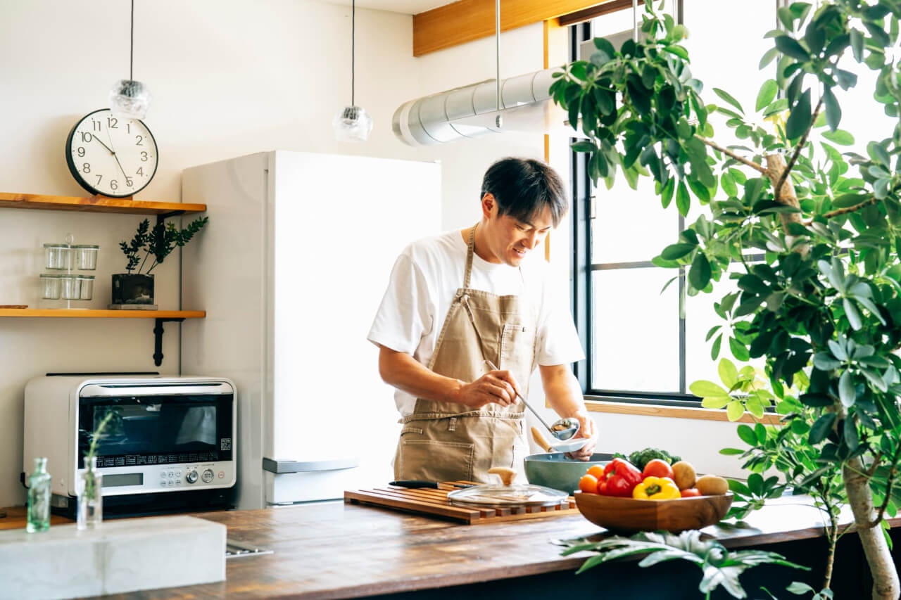 キッチンで料理をする男性