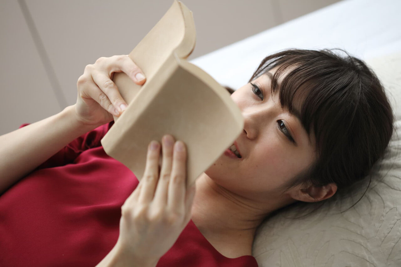 読書をする女性